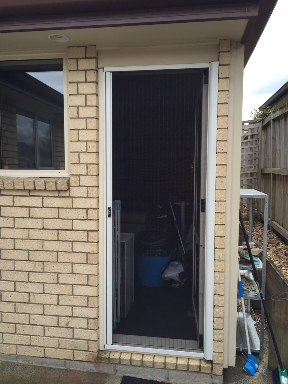 Side-Pull Screen Door