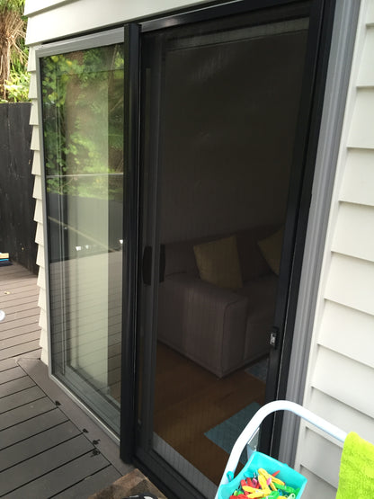 Side-Pull Screen Door