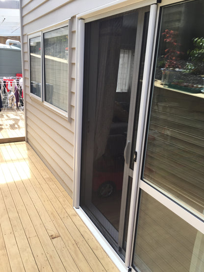 Side-Pull Screen Door